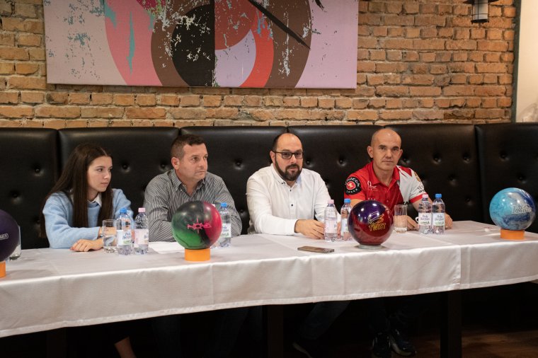 Nincs egyszerű dolguk a bowlingban, illetve a lovassportban versenyzőknek