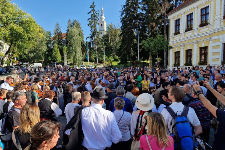 Táncházzá változott Székelyudvarhely városközpontja