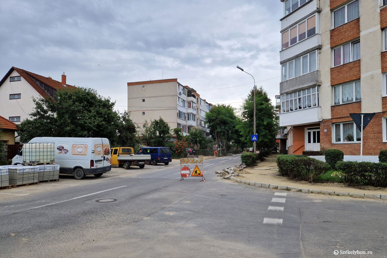 Több helyszínen dolgoznak a kivitelezők. A Céhek, a Lakatosok és a Haáz Rezső utcákban zajlanak munkálatok •  Fotó: László Ildikó