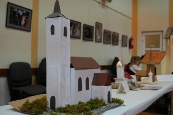 Templom fából, agyagból, kartonpapírból és kekszből