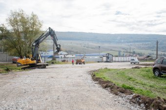 Frissen elkészült zöldövezet és biciklisáv mint parkoló