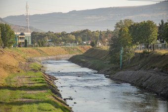 Kettős hasznú árvízvédelmi munkálatok Székelyudvarhelyen