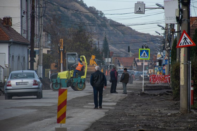 Forgalomkorlátozás és kerülőutak: útjavítási nagyüzem Székelyudvarhelyen