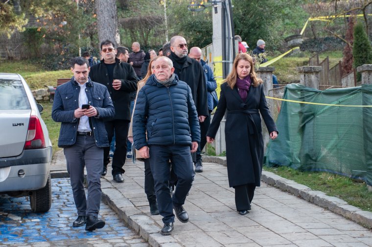A mikrofonoktól a gyertyákig: a tanügyminiszter is mécsest gyújtott Udvarhelyen