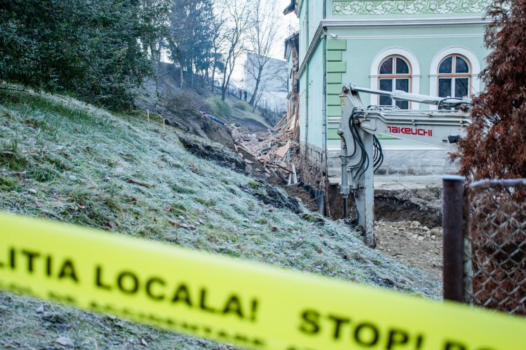 Műteni kellett a romok közül kimentett egyik lányt