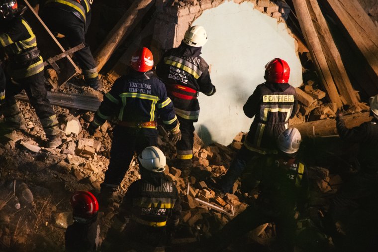 Tragédia Székelyudvarhelyen – gyerekek szorultak a bentlakás összeomlott fala alá