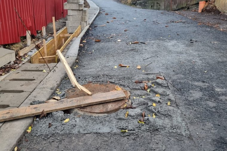 Járművekkel tettek kárt a zajló utcafelújításban Lövétén