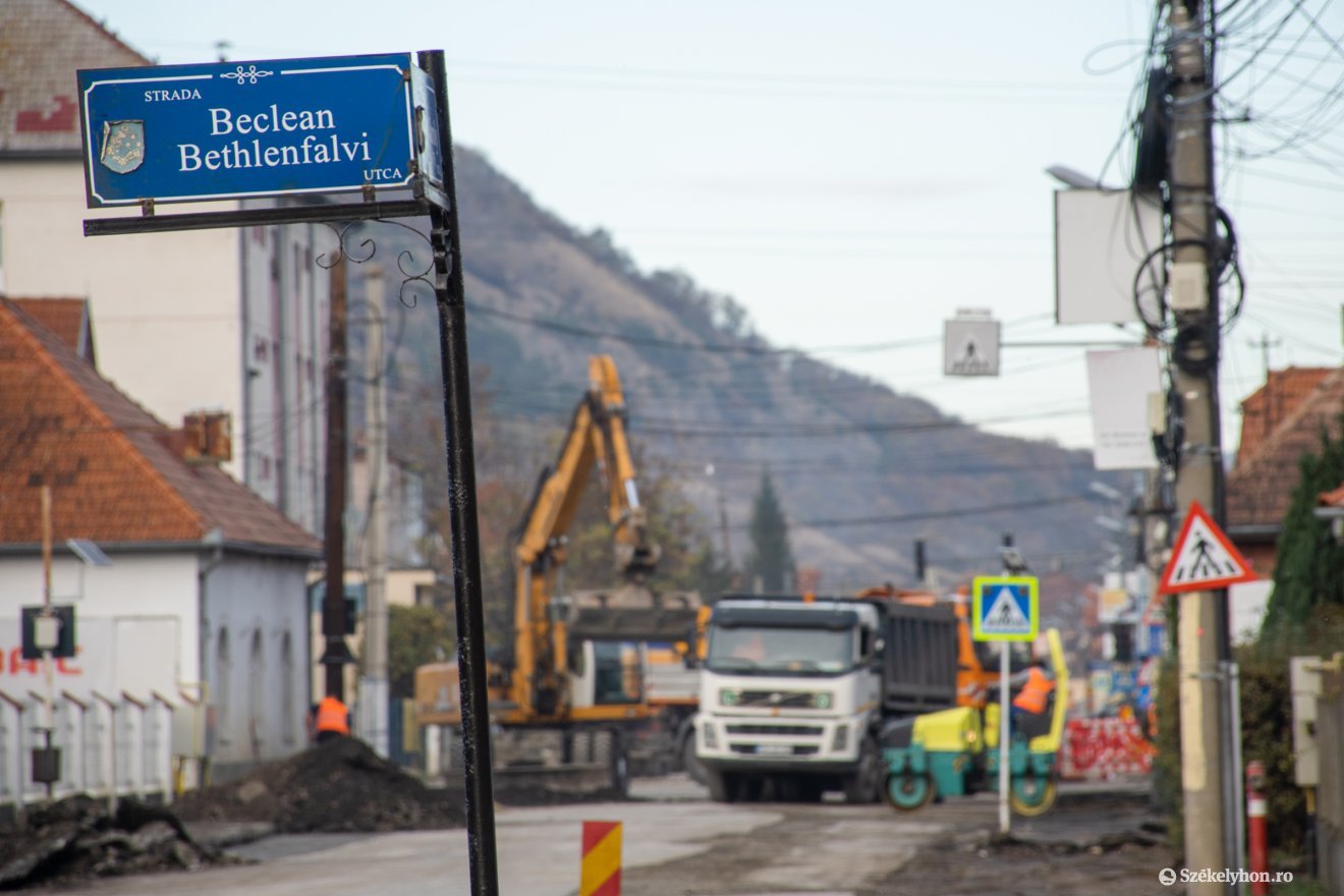 Hónapokig húzódó forgalomkorlátozás és megfeszített munka Székelyudvarhelyen. Képünk november 7-én készült •  Fotó: László Ildikó