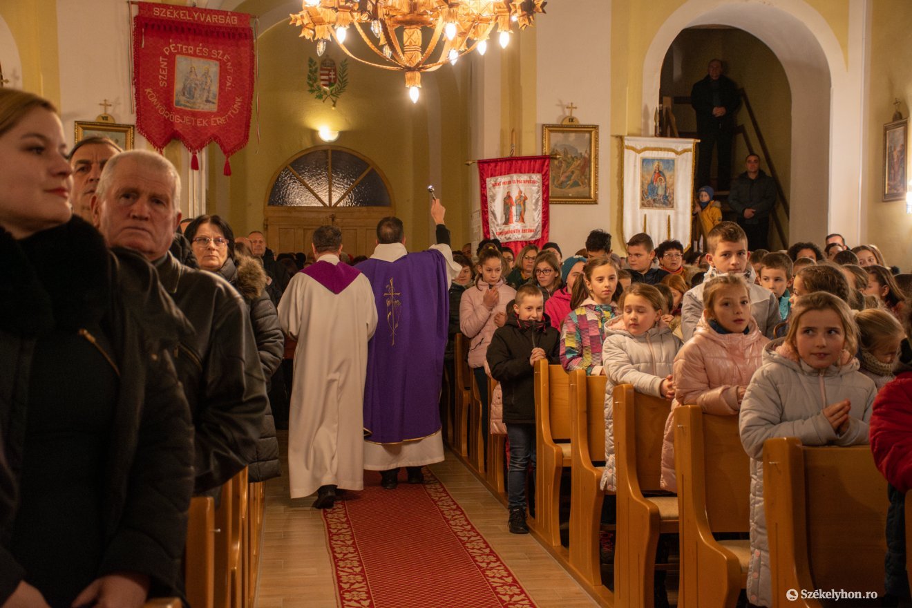 Már nem lesz hideg a felújított székelyvarsági templomban •  Fotó: László Ildikó