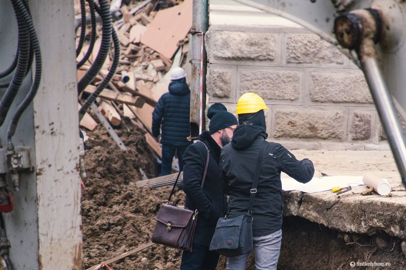 A kiásott árkokat be kell tömni, továbbá meg kell erősíteni az épületet. Ugyanakkor a leomlott részt is ki kell pótolni egy speciális szerkezettel •  Fotó: László Ildikó