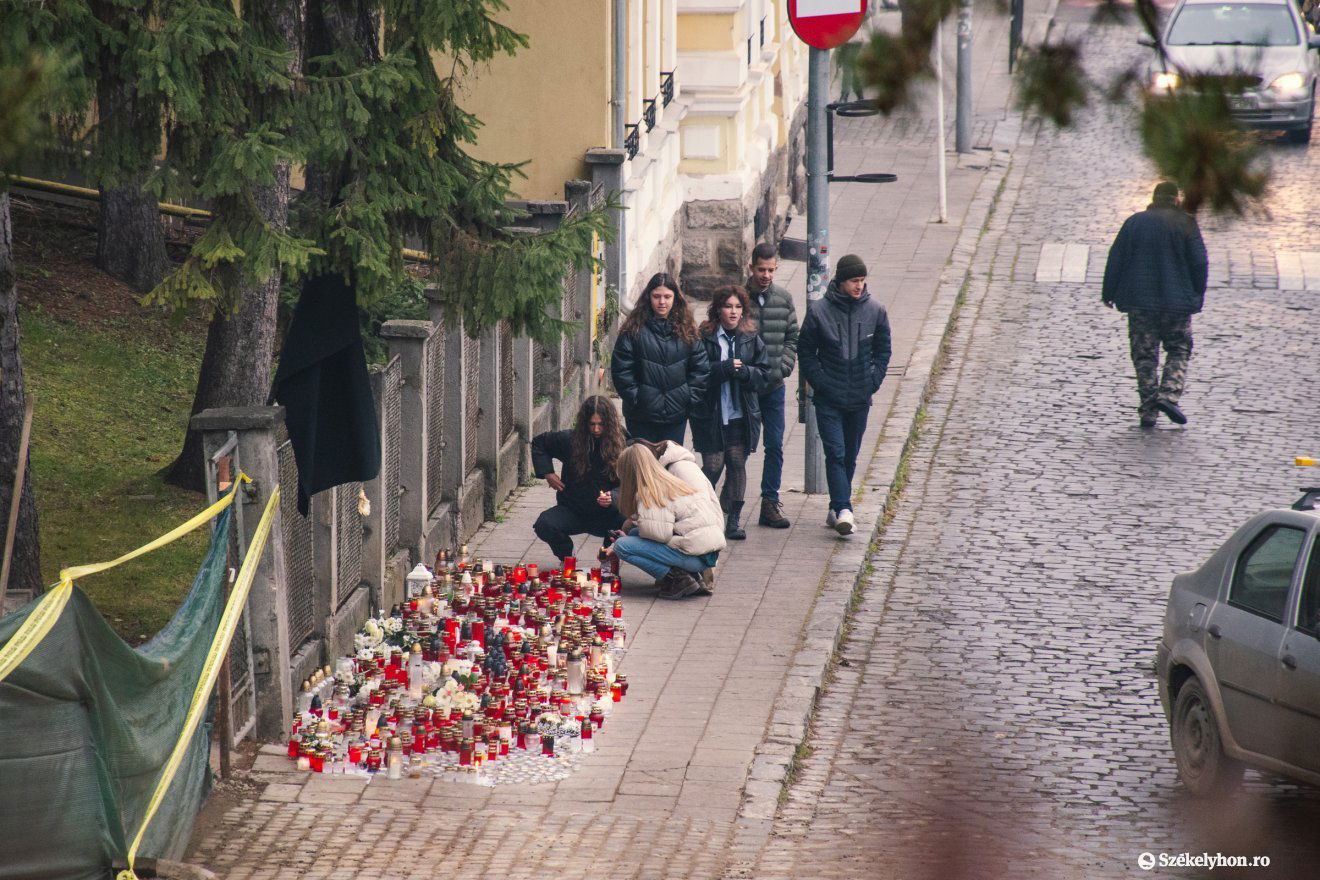 Folyamatos a gyertyagyújtás •  Fotó: László Ildikó