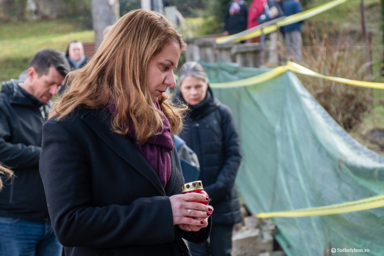 Gyertyával a kezében Ligia Deca oktatási miniszter •  Fotó: László Ildikó