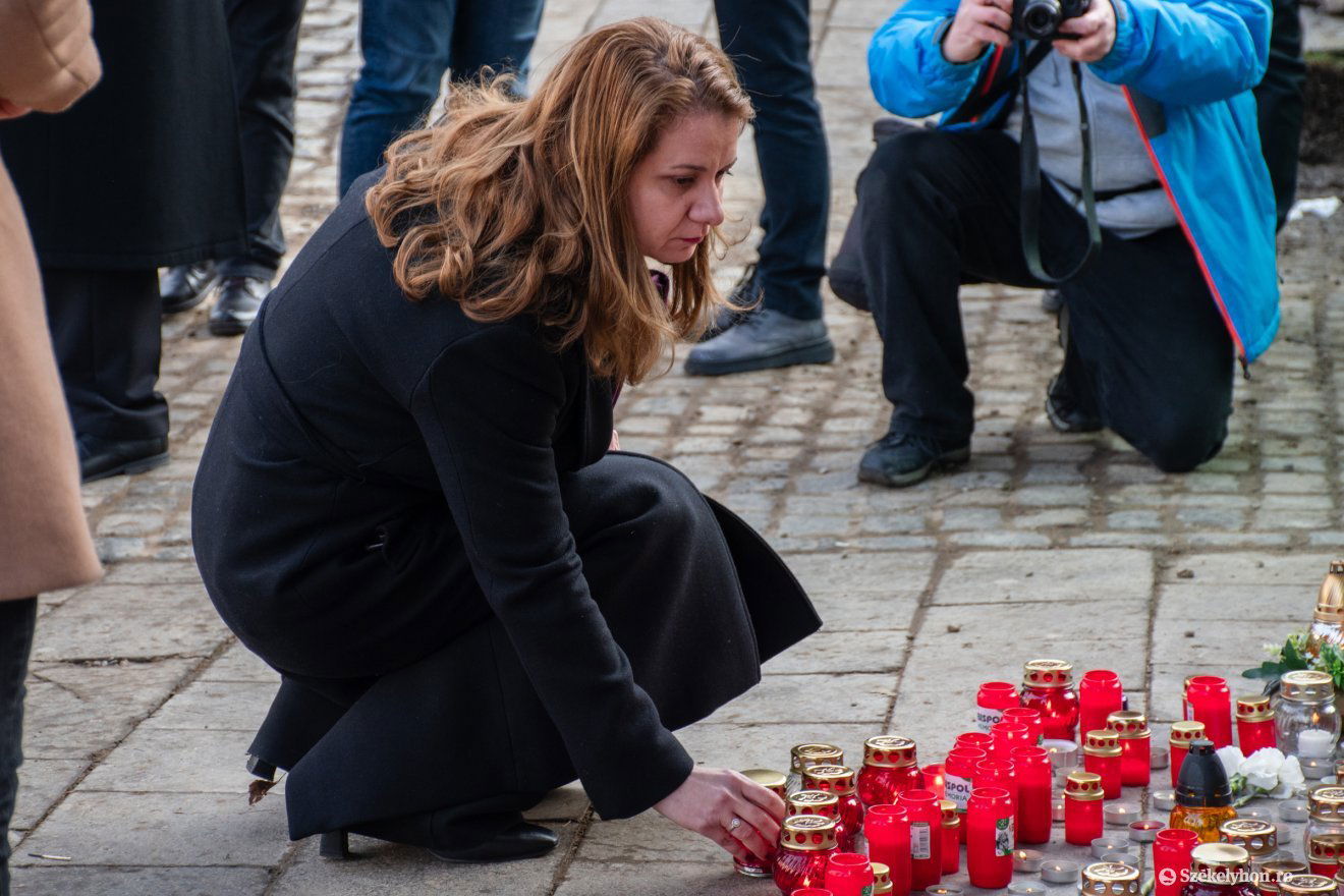 Ligia Deca oktatási miniszter rója le kegyeletét a székelyudvarhelyi iskola összeomlott bentlakása előtt •  Fotó: László Ildikó