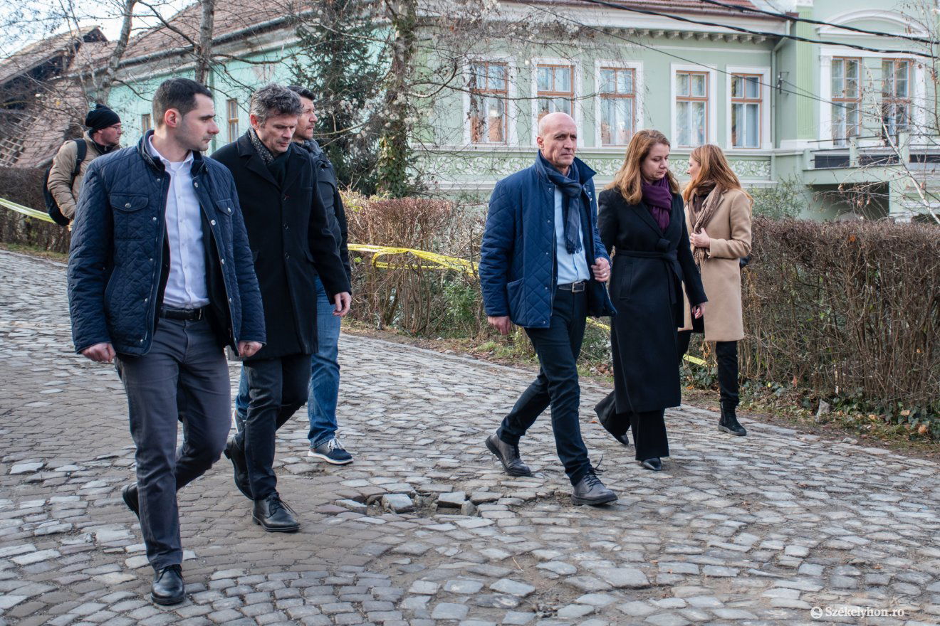 Sajtónyilatkozata után a gyertyás megemlékezés helyszínére vonul kísérőivel a tanügyminiszter •  Fotó: László Ildikó