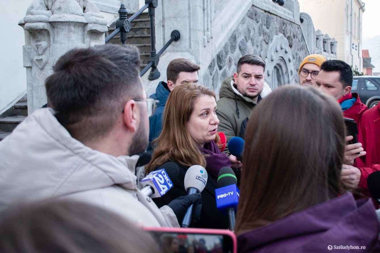 A Tamási Áron Gimnáziumban folytatott keddi megbeszélést követően Ligia Deca oktatási miniszter is nyilatkozott a sajtónak •  Fotó: László Ildikó
