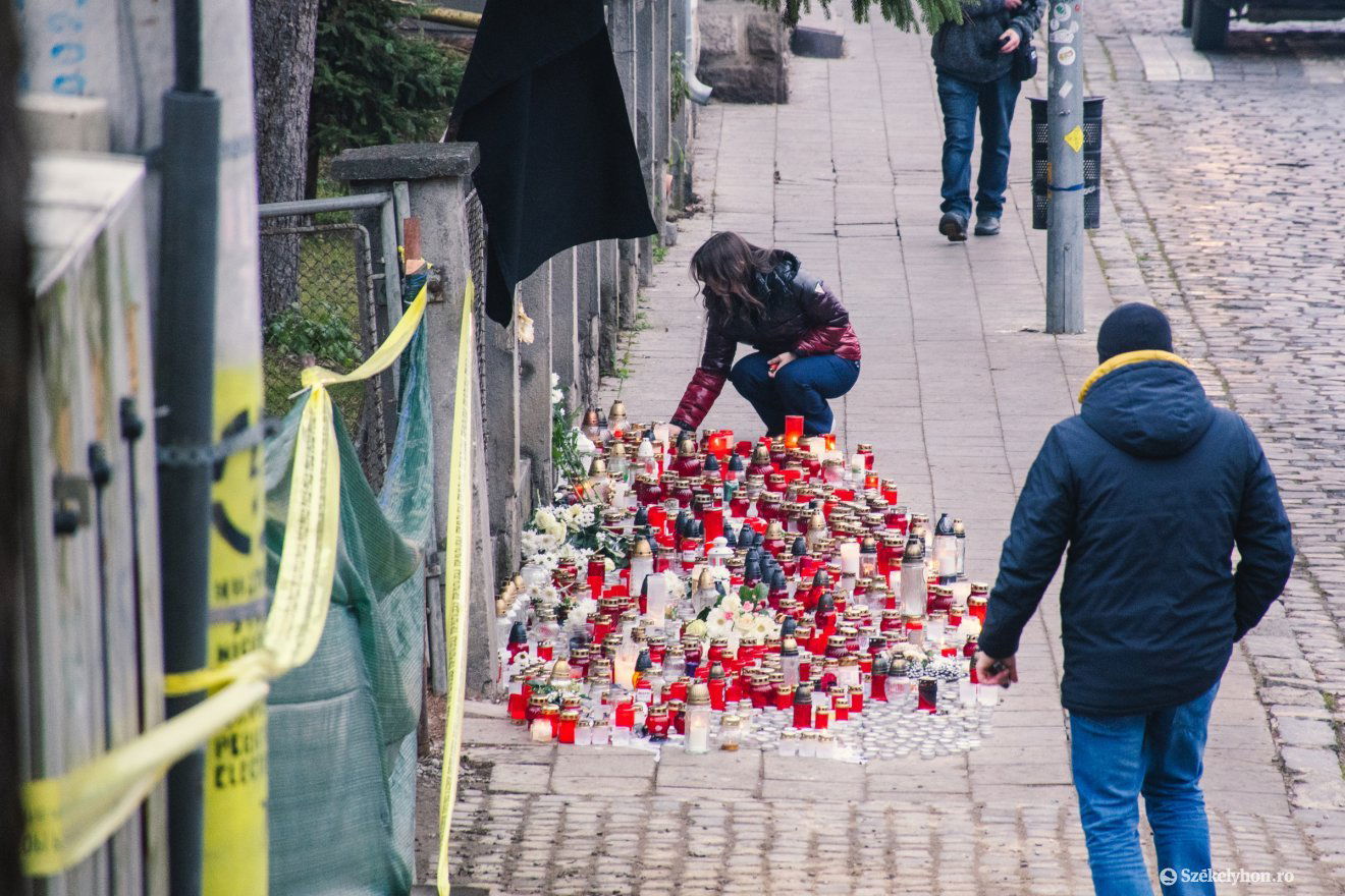 Sokk és gyász Székelyudvarhelyen. A december 18-ai tragédiát követően sokan gyújtottak gyertyát az elhunyt diákra emlékezve •  Fotó: László Ildikó