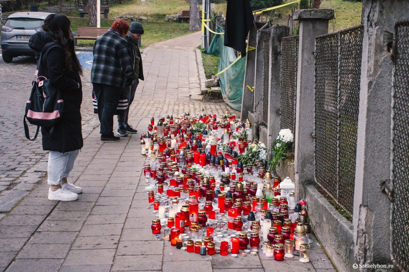 Mécsesek, gyertyák, gyászolók a székelyudvarhelyi tragédia helyszínén •  Fotó: László Ildikó