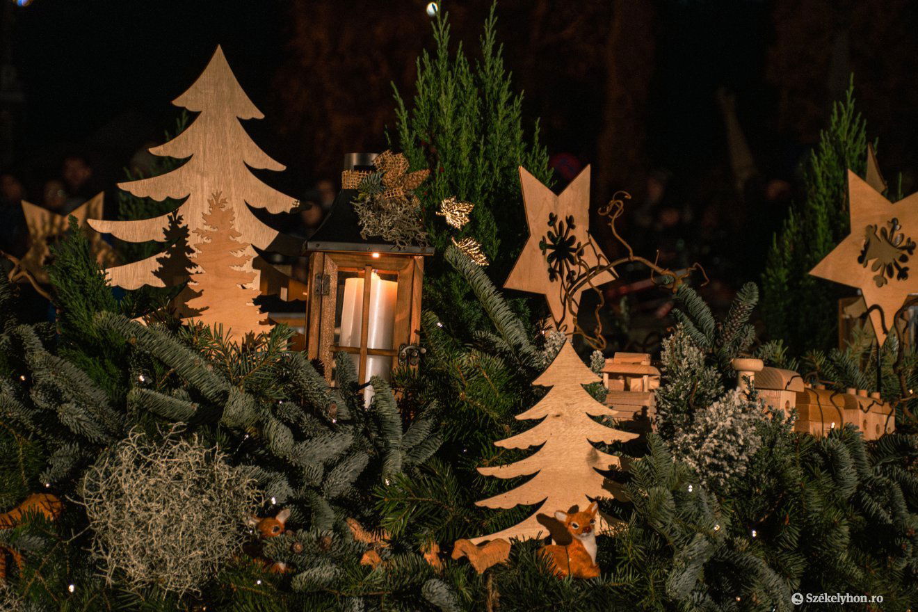 Az advent egyik jelképe a koszorú •  Fotó: László Ildikó