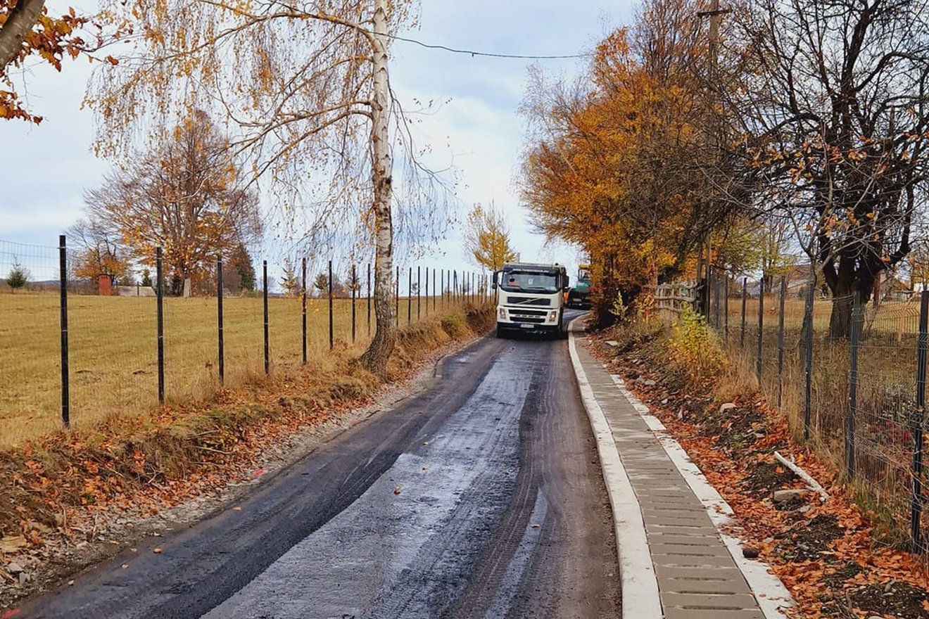 Látványosan haladnak a munkálatokkal, amelynek csak az időjárás szabhat gátat •  Fotó: Korond Községi Infók