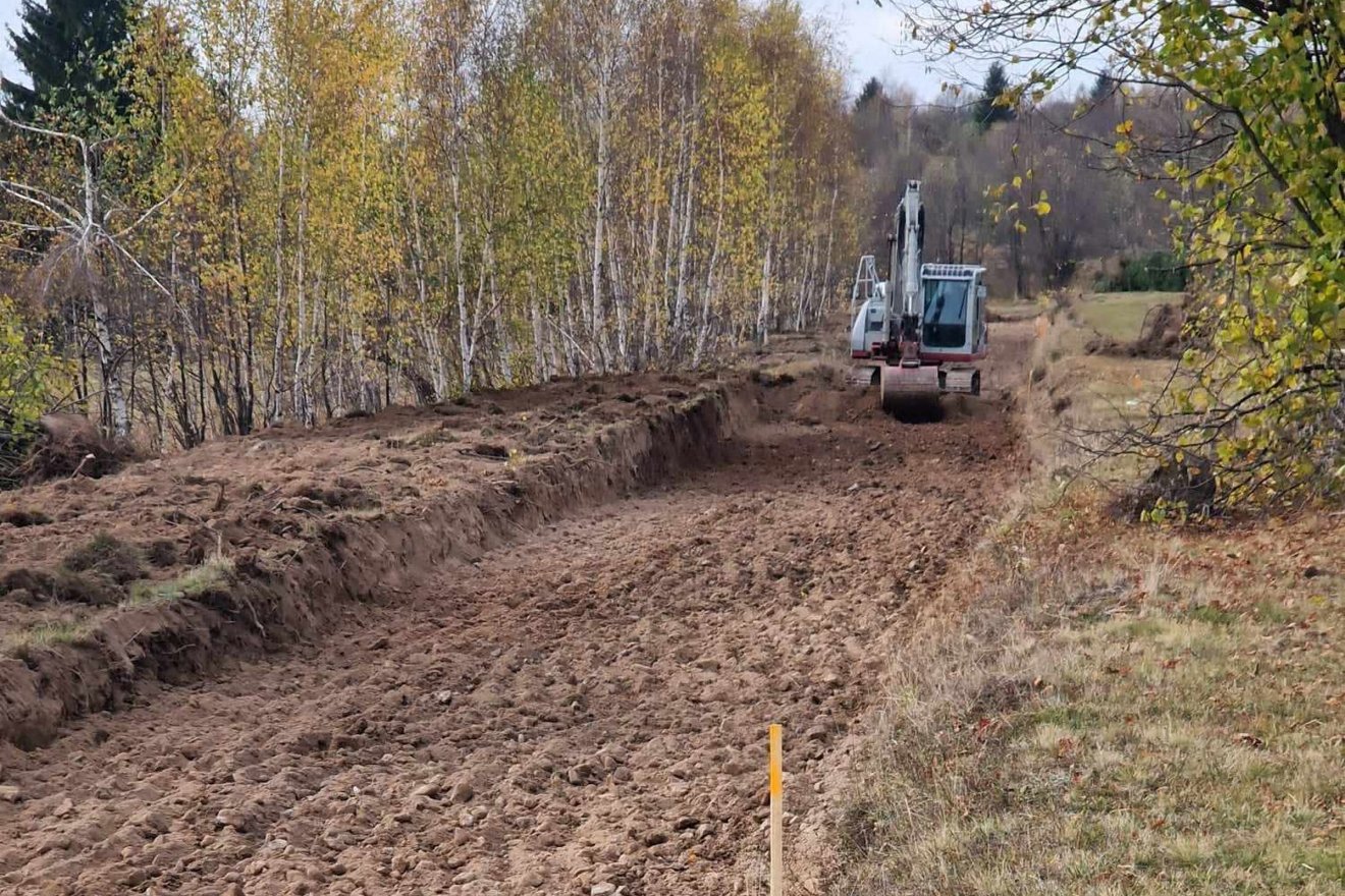 500 méternyi földutat ástak fel az északi részen, ám azóta lehavazott, így leálltak a munkálatok •  Fotó: Szentegyháza Polgármesteri Hivatala