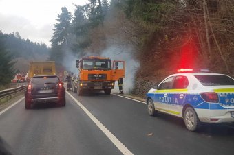 Teherautó borult fel Homoródfürdőnél, egy személy megsérült