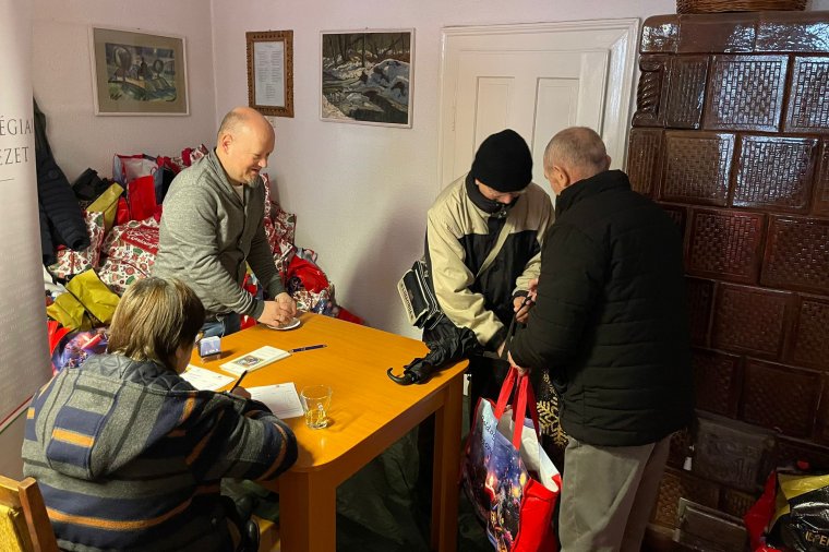 Ajándékcsomagokkal lepte meg a székelyudvarhelyieket a Nemzetstratégiai Kutatóintézet