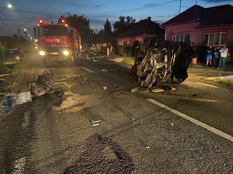 Tűzoltók szabadították ki az autóból