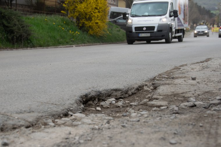 Kátyúzni nem fognak, meg kell várni az alapréteg aszfalt leterítését