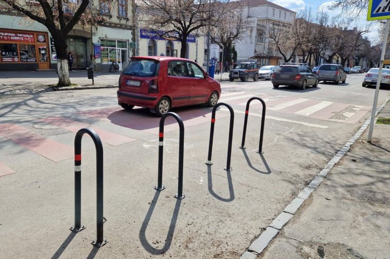 Két legyet egy csapásra? Kerékpártámasszal szorítanák vissza a szabálytalan parkolást