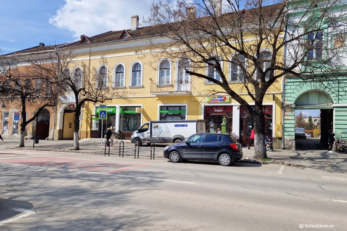 A Kossuth Lajos utcai biciklitámaszokat már javítani kellett, mert megrongálta egy autóvezető •  Fotó: Fülöp-Székely Botond