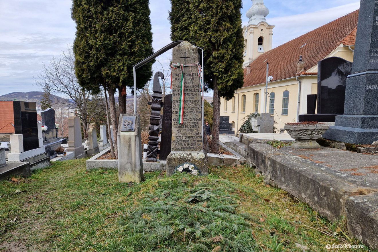 Viszonylag könnyen fellelhető, rendezett sírban nyugszik Kis Ferenc •  Fotó: Fülöp-Székely Botond