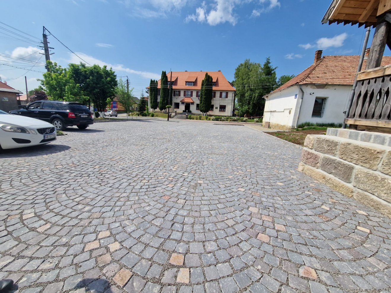 Több évnyi várakozás után rendeződött az országút melletti parkoló helyzete Szentegyházán •  Fotó: Szentegyháza Polgármesteri Hivatala