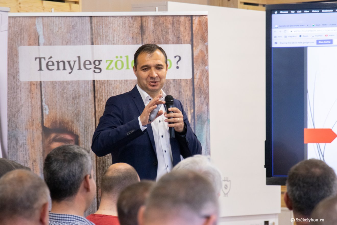 Geréb László, a Romániai Magyar Közgazdász Társaság székelyudvarhelyi szervezetének elnöke •  Fotó: László Ildikó