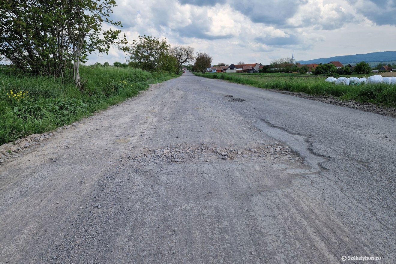 A megyei tanács abban reménykedik, hogy júniusban legalább járhatóvá teheti a szakaszt •  Fotó: Székelyhon