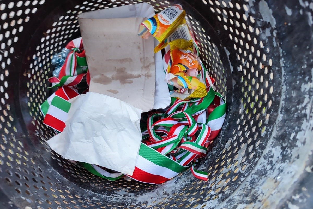 Utcai szemetesekben landoltak a leszaggatott szimbólumok •  Fotó: Székelyhon