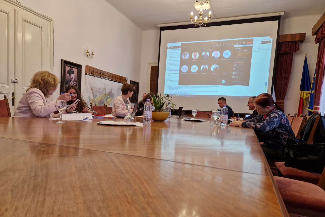 Bútorokkal, tananyaggal és digitális eszközökkel bővítenék a tanintézmények felszereltségét, erről szavaztak a hétfői, rendkívüli tanácsülésen, Székelyudvarhelyen •  Fotó: Fülöp-Székely Botond