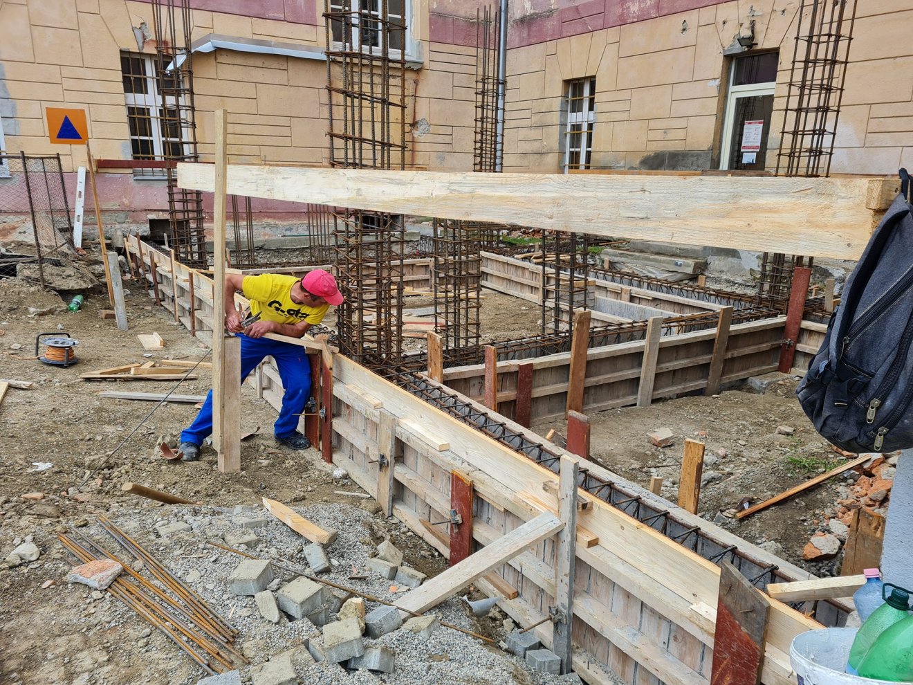 Nyáron a kivitelező megháromszorozza az iskolánál dolgozó munkásainak számát •  Fotó: Facebook/Székelykeresztúr Város Polgármesteri Hivatala