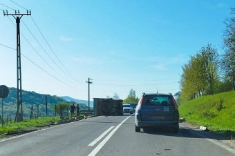 Felborult egy teherszállító Székelyudvarhely szejkei kijáratánál