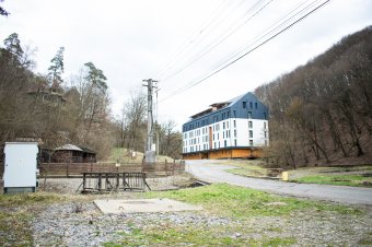 Lefestik, majd elszíneződik: folyamatosan javításokat kell végezni a felújított diákszállónál