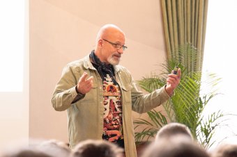 A TikTok-függőségről is beszél ingyenes, fiataloknak szóló szatmári előadásában Zacher Gábor toxikológus