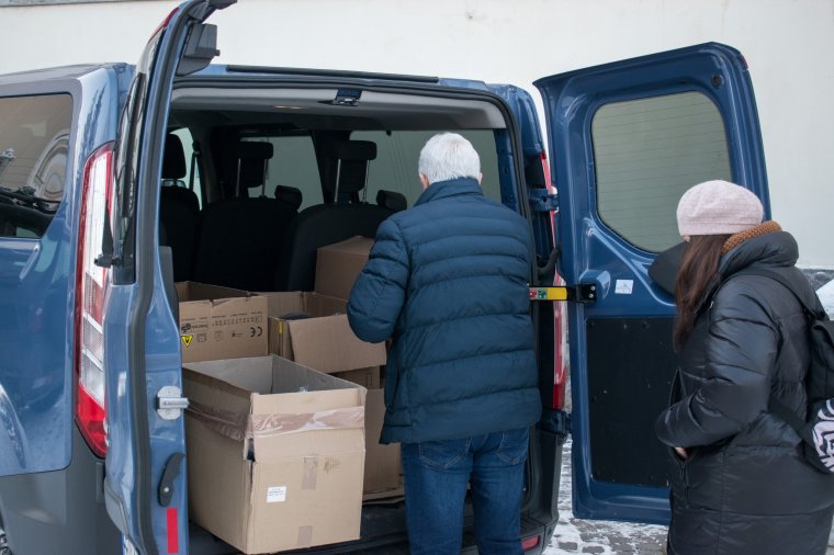 Egyenruhákat adtak át a részben összedőlt bentlakás diákjai számára