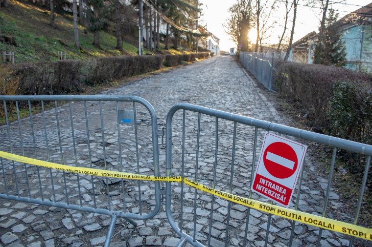 Biztonsági okok miatt nem oldották még fel az útlezárást a székelyudvarhelyi tragédia helyszínén