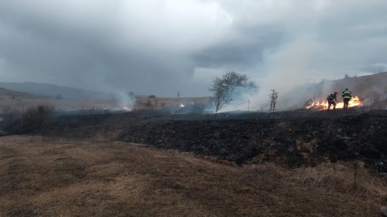 Lángra kapott a száraz növényzet Székelyudvarhely határában