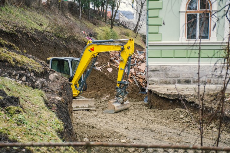A belső alátámasztásoknál tartanak a beomlott bentlakásnál