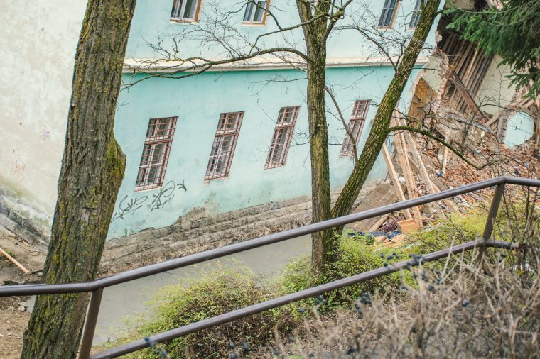 Beton a sáncba: elkezdődtek az állagmegőrzési munkálatok a beomlott bentlakásnál