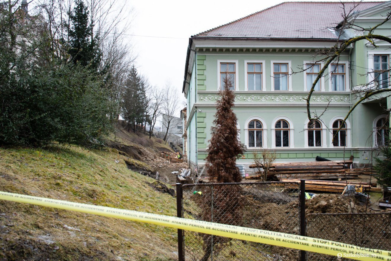 Zajlanak a munkálatok a részben leomlott épületnél •  Fotó: László Ildikó
