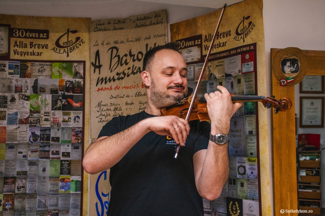 Kovács Attila úgy érzi, hogy sokat tanulhat a hangszertől •  Fotó: László Ildikó