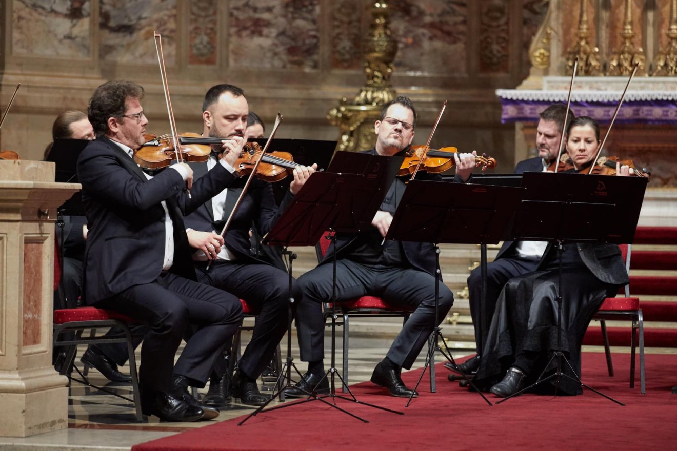 Kovács Attila (balról a második) előszőr szólaltatja meg a hangszert nagyközönség előtt •  Fotó: Nemzetstratégiai Kutatóintézet