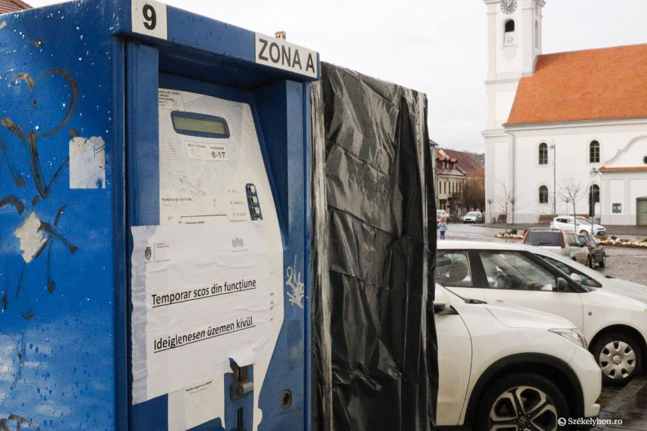 Egyelőre letakarva és üzemen kívül állnak a jegyautomaták, amelyeket még át kell állítani és új táblákat kell kihelyezni. Remélhetőleg január első hetének végére befejeződik az átállás. •  Fotó: Bencze Emese