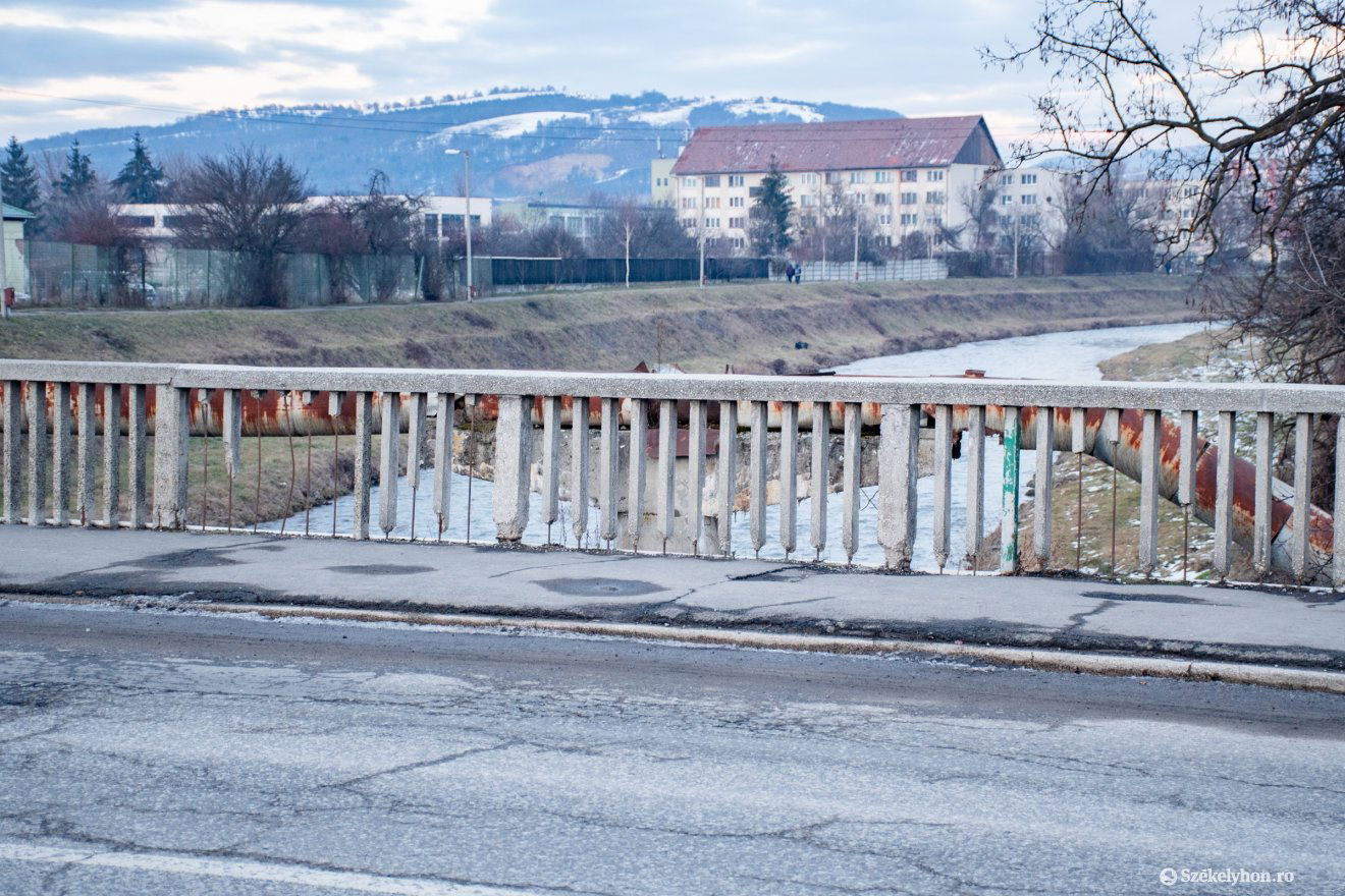Szakértői vélemény dönti majd el, hogy milyen beavatkozásra lenne szükség a Vásártér utcai hídnál •  Fotó: László Ildikó